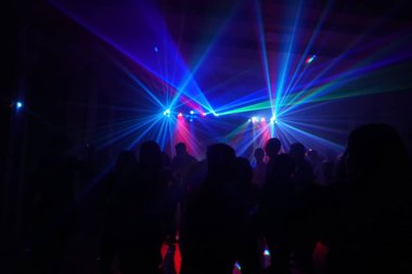 disko ışıkları ve gösteri. Konsept eğlence ve parti hakkında. ufuk yansıma artistik bir dokunuş için