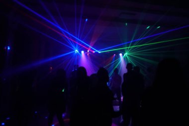 disko ışıkları ve gösteri. Konsept eğlence ve parti hakkında. ufuk yansıma artistik bir dokunuş için