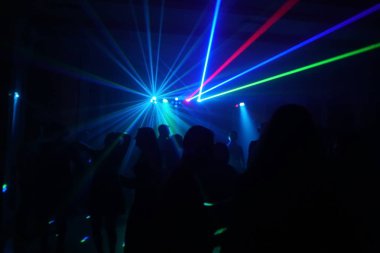 disko ışıkları ve gösteri. Konsept eğlence ve parti hakkında. ufuk yansıma artistik bir dokunuş için