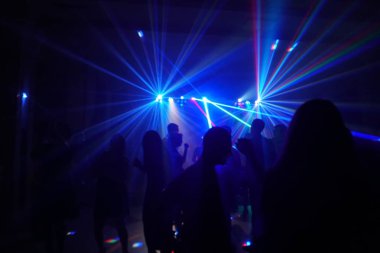 disko ışıkları ve gösteri. Konsept eğlence ve parti hakkında. ufuk yansıma artistik bir dokunuş için