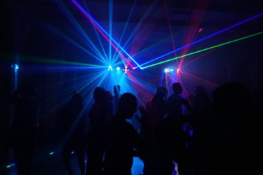 disko ışıkları ve gösteri. Konsept eğlence ve parti hakkında. ufuk yansıma artistik bir dokunuş için