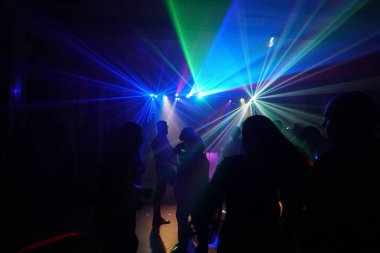 disko ışıkları ve gösteri. Konsept eğlence ve parti hakkında. ufuk yansıma artistik bir dokunuş için