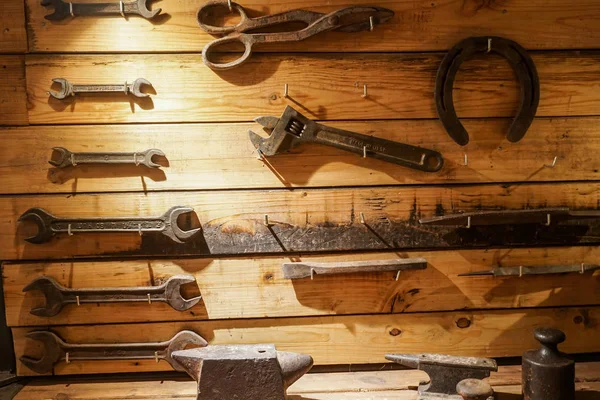 A collection of vintage tools displayed on a background of grey barnboard. — Stock Photo, Image