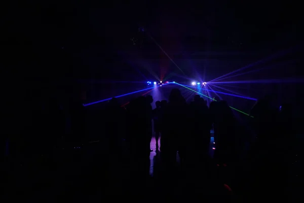 디스코 레이저 조명 아래 춤을 사람들의 군중 — 스톡 사진