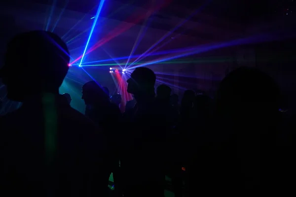 ディスコ レーザー光の下で踊る人々 の群衆 — ストック写真