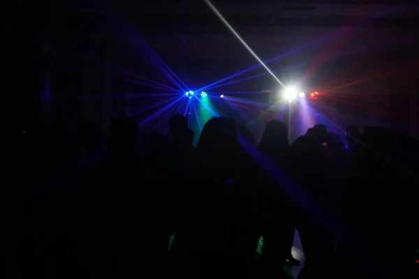 Tłum ludzi, taniec w świetle disco laser — Zdjęcie stockowe