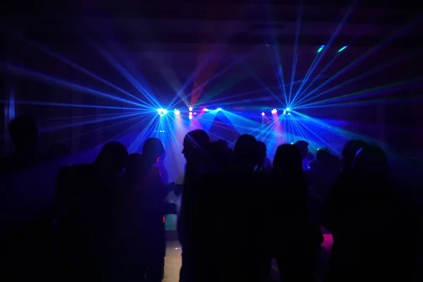 Πλήθος των ανθρώπων που χορεύουν κάτω από ντίσκο φωτός λέιζερ — Φωτογραφία Αρχείου