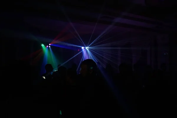 Luces de discoteca y espectáculo. Concepto de entretenimiento y fiesta. imagen desenfocada para un toque artístico — Foto de Stock