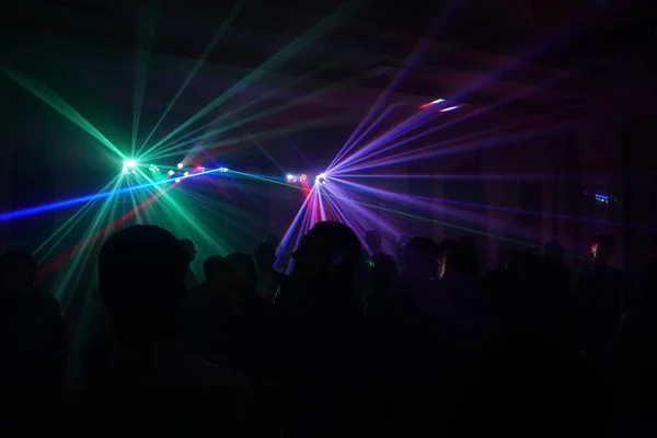 Lumières disco et spectacle. Concept de divertissement et de fête. image déconcentrée pour une touche artistique — Photo