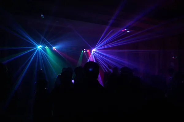 Luces de discoteca y espectáculo. Concepto de entretenimiento y fiesta. imagen desenfocada para un toque artístico — Foto de Stock