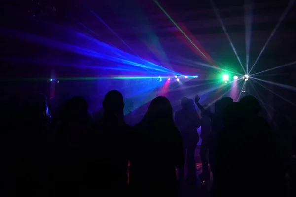 Disko ışıkları ve gösteri. Konsept eğlence ve parti hakkında. ufuk yansıma artistik bir dokunuş için — Stok fotoğraf