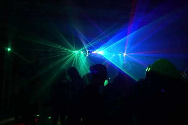 Luces de discoteca y espectáculo. Concepto de entretenimiento y fiesta. imagen desenfocada para un toque artístico — Foto de Stock