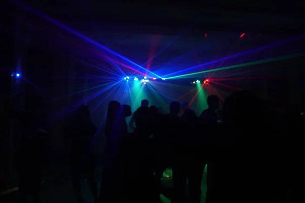 Luci da discoteca e spettacolo. Concetto di intrattenimento e festa. immagine sfocata per un tocco artistico — Foto Stock