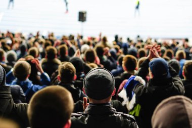 İlahi, Milli takım Stadyumu'nda destekleyen eller yükselterek futbol taraftarları