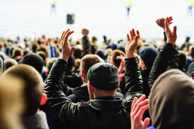 İlahi, Milli takım Stadyumu'nda destekleyen eller yükselterek futbol taraftarları