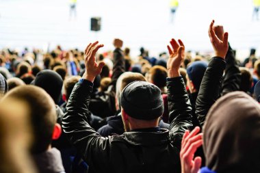 Stadyum podyumda alkışlar futbol taraftarları