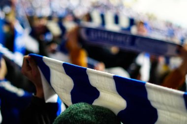 Bir eşarp holding ve tezahürat çok memnun futbol fan