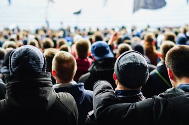 Bir kalabalığın Vintage tarzı fotoğraf, mutlu insanlar rock konseri zevk, eller ve zevk, aktif gece hayatı kavramı alkışlayan kaldırdı