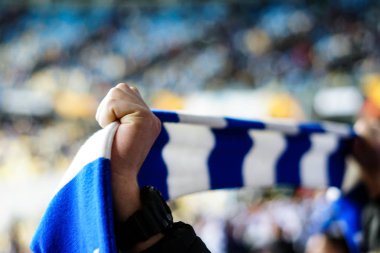 Bir eşarp holding ve tezahürat çok memnun futbol fan