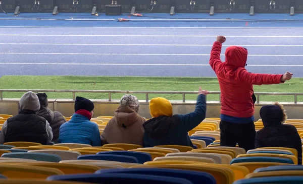 Studente fan e bambino fischiettando partita di sport allo stadio, guardando la partita junior — Foto Stock