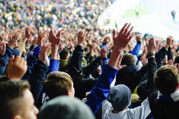 Tifosi di calcio alzando le mani, cantando, sostenendo la squadra nazionale allo stadio — Foto Stock