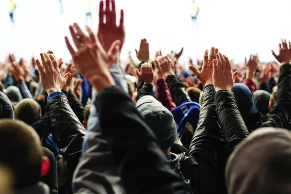İlahi, Milli takım Stadyumu'nda destekleyen eller yükselterek futbol taraftarları — Stok fotoğraf