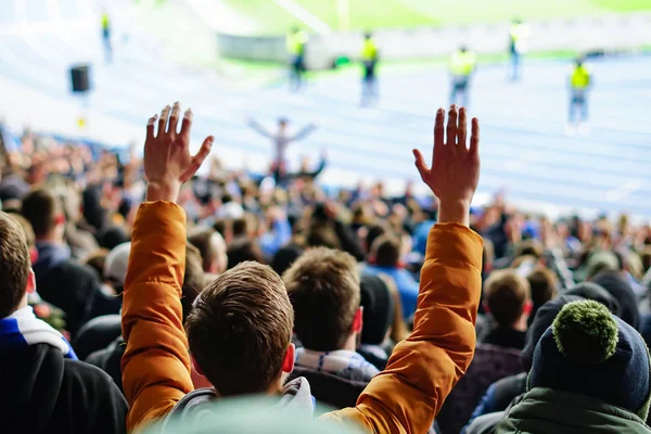 Aficionados al fútbol aplaudiendo en el podio del estadio —  Fotos de Stock