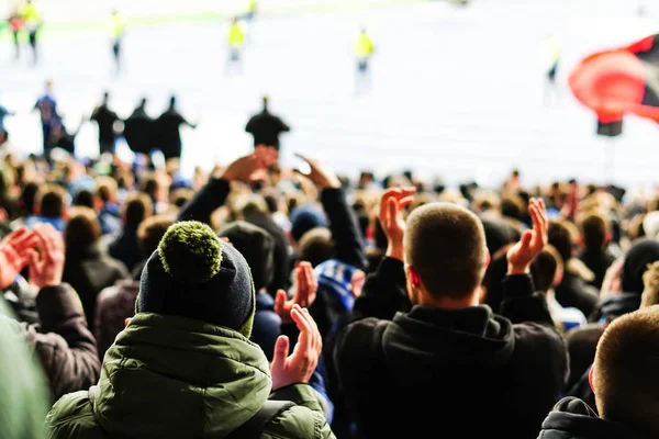 Fotbaloví fanoušci tleskali na pódiu na stadionu — Stock fotografie