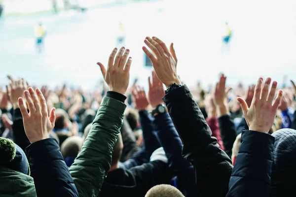 Aficionados al fútbol aplaudiendo en el podio del estadio —  Fotos de Stock