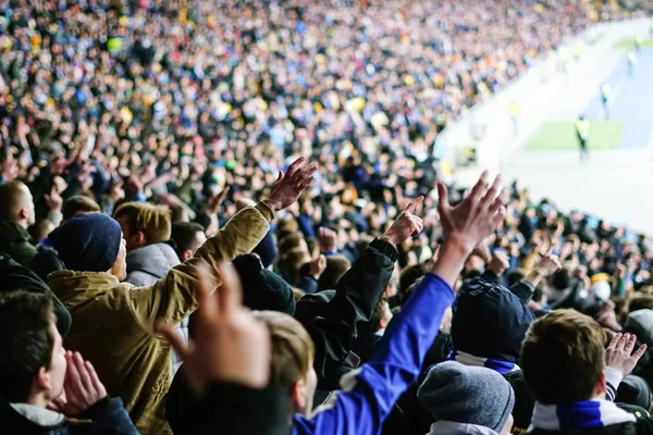 Fãs de futebol batendo palmas no pódio do estádio — Fotografia de Stock