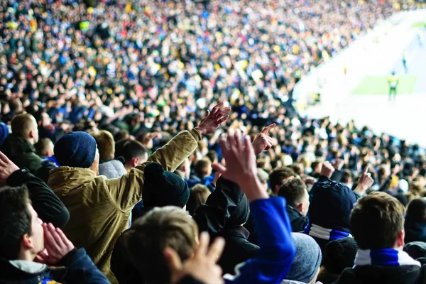 Fani piłki nożnej klaskanie na podium stadionu — Zdjęcie stockowe