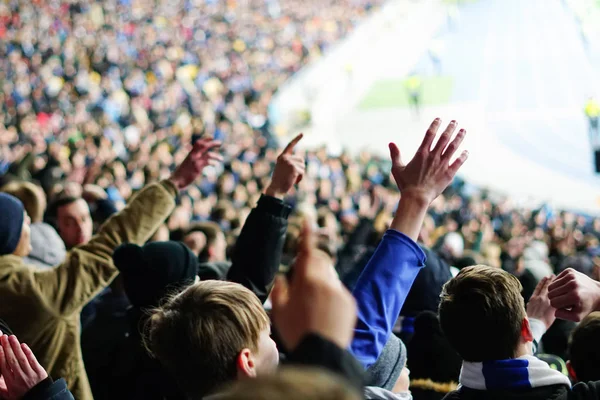Fani piłki nożnej klaskanie na podium stadionu — Zdjęcie stockowe