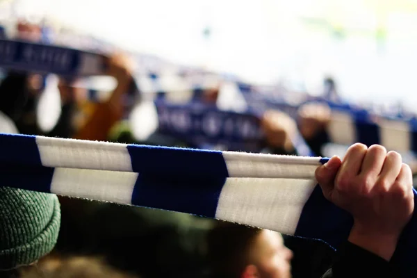 Веселый футбольный фанат держит шарф и аплодирует — стоковое фото