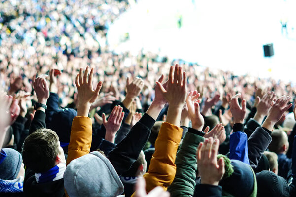 Винтажное фото толпы, счастливые люди, наслаждающиеся рок-концертом, поднятые руки и хлопающие в ладоши удовольствия, активная концепция ночной жизни
