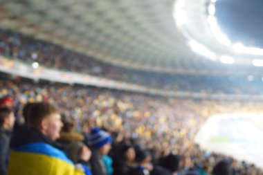 Alacakaranlık vakti, soyut arka plan kullanımı için futbol stadyumunun bulanık görüntüsü.