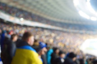 Alacakaranlık vakti, soyut arka plan kullanımı için futbol stadyumunun bulanık görüntüsü.