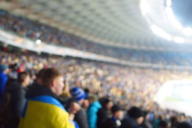 Alacakaranlık vakti, soyut arka plan kullanımı için futbol stadyumunun bulanık görüntüsü.