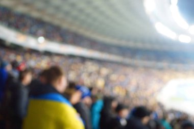 Alacakaranlık vakti, soyut arka plan kullanımı için futbol stadyumunun bulanık görüntüsü.