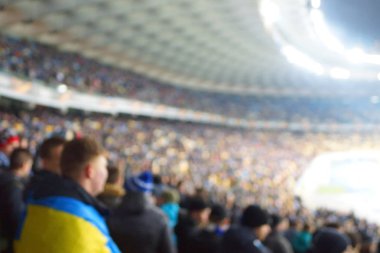 Alacakaranlık vakti, soyut arka plan kullanımı için futbol stadyumunun bulanık görüntüsü.