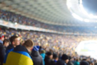 Alacakaranlık vakti, soyut arka plan kullanımı için futbol stadyumunun bulanık görüntüsü.