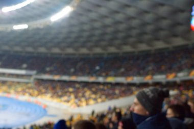 Alacakaranlık vakti, soyut arka plan kullanımı için futbol stadyumunun bulanık görüntüsü.