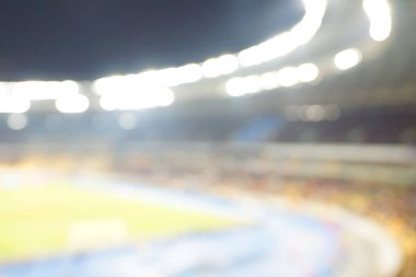 Alacakaranlık vakti, soyut arka plan kullanımı için futbol stadyumunun bulanık görüntüsü.