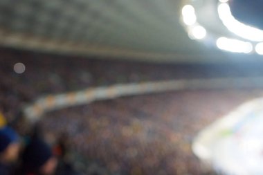 Alacakaranlık vakti, soyut arka plan kullanımı için futbol stadyumunun bulanık görüntüsü.
