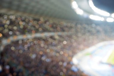 Alacakaranlık vakti, soyut arka plan kullanımı için futbol stadyumunun bulanık görüntüsü.