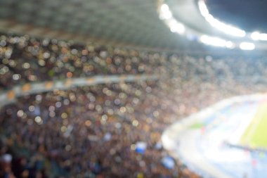 Alacakaranlık vakti, soyut arka plan kullanımı için futbol stadyumunun bulanık görüntüsü.
