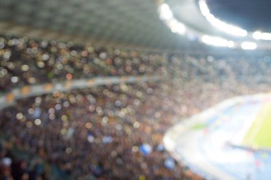 Alacakaranlık vakti, soyut arka plan kullanımı için futbol stadyumunun bulanık görüntüsü.