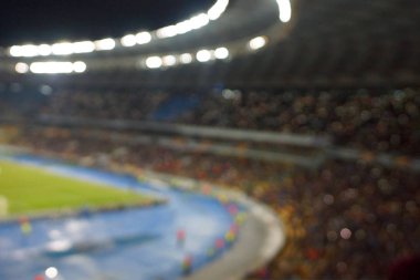 Alacakaranlık vakti, soyut arka plan kullanımı için futbol stadyumunun bulanık görüntüsü.