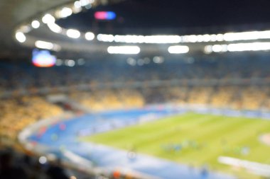 Alacakaranlık vakti, soyut arka plan kullanımı için futbol stadyumunun bulanık görüntüsü.
