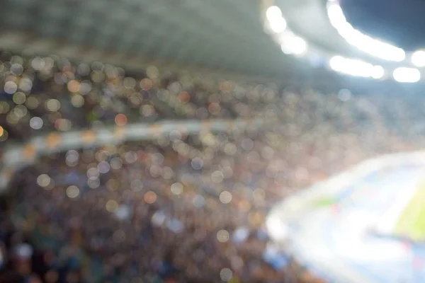 Размытие изображения футбольного стадиона в сумерках для абстрактного использования на заднем плане. — стоковое фото