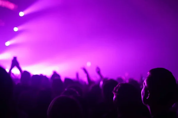 Silhuetas de multidão de concerto na frente de luzes de palco brilhantes — Fotografia de Stock